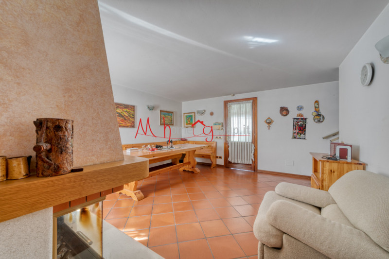 CROCEFISSO (RIF: V1758-R) Porzione di trifamiliare situata nel tranquillo quartiere Crocefisso. I...