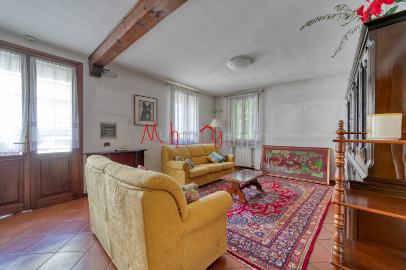 CROCEFISSO (RIF: V1758-R) Porzione di trifamiliare situata nel tranquillo quartiere Crocefisso. I...