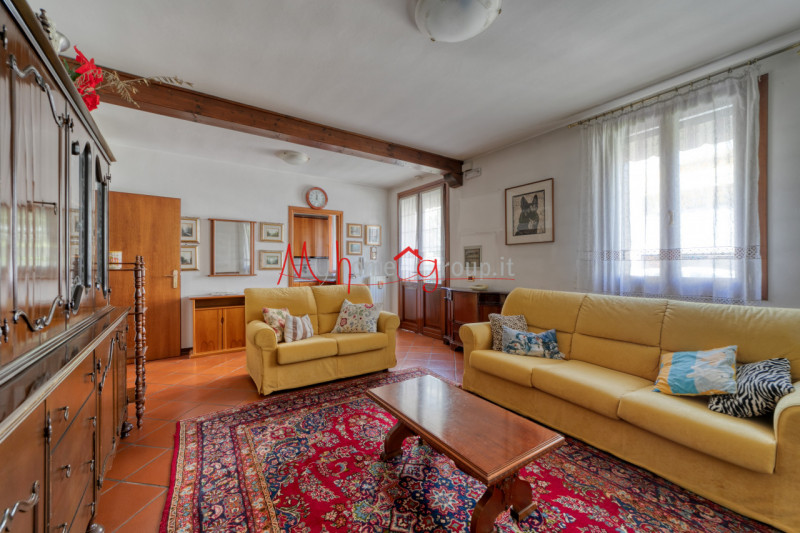 CROCEFISSO (RIF: V1758-R) Porzione di trifamiliare situata nel tranquillo quartiere Crocefisso. I...