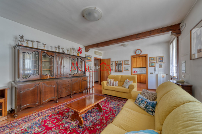 CROCEFISSO (RIF: V1758-R) Porzione di trifamiliare situata nel tranquillo quartiere Crocefisso. I...