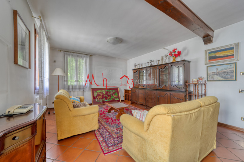 CROCEFISSO (RIF: V1758-R) Porzione di trifamiliare situata nel tranquillo quartiere Crocefisso. I...