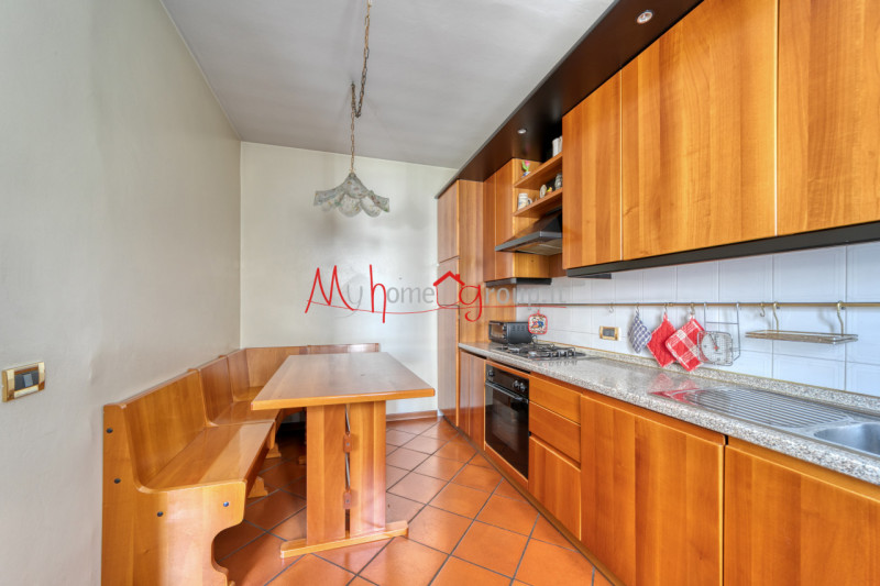 CROCEFISSO (RIF: V1758-R) Porzione di trifamiliare situata nel tranquillo quartiere Crocefisso. I...