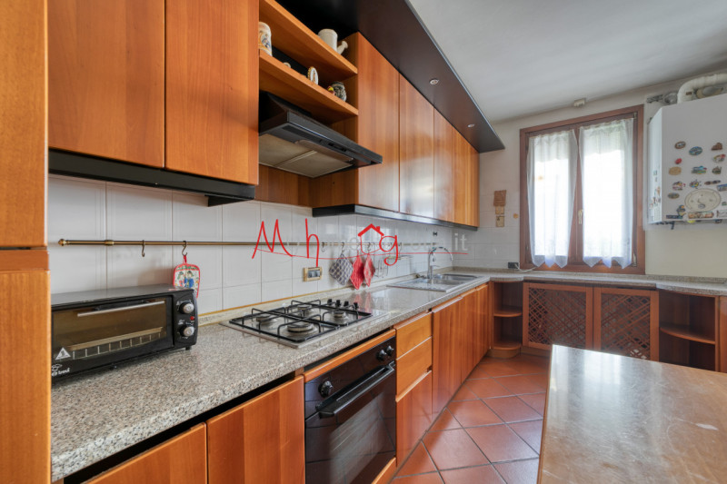 CROCEFISSO (RIF: V1758-R) Porzione di trifamiliare situata nel tranquillo quartiere Crocefisso. I...