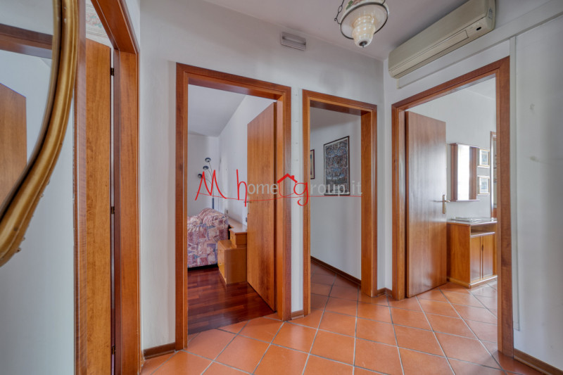 CROCEFISSO (RIF: V1758-R) Porzione di trifamiliare situata nel tranquillo quartiere Crocefisso. I...