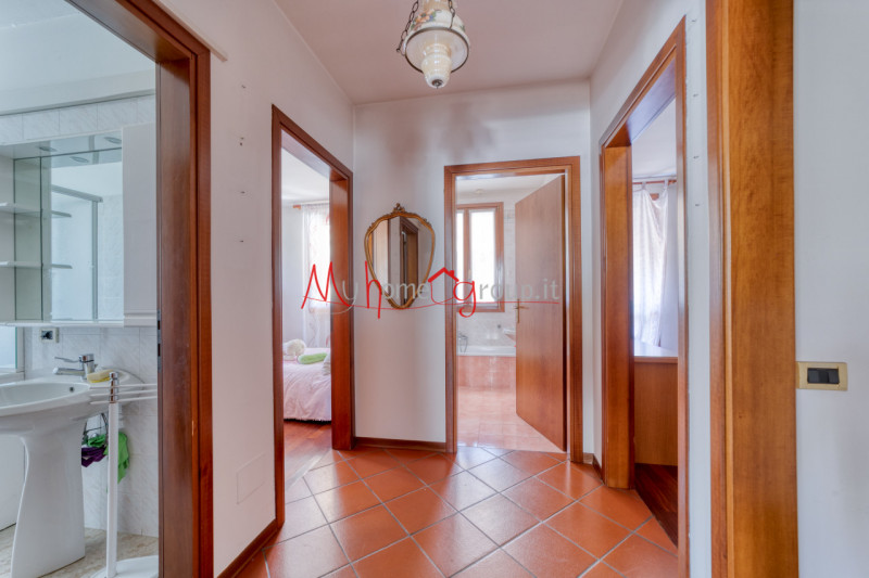 CROCEFISSO (RIF: V1758-R) Porzione di trifamiliare situata nel tranquillo quartiere Crocefisso. I...