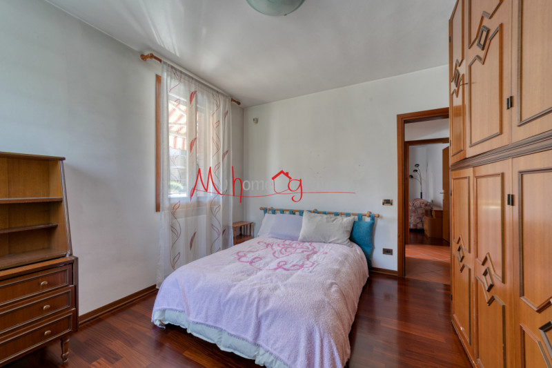 CROCEFISSO (RIF: V1758-R) Porzione di trifamiliare situata nel tranquillo quartiere Crocefisso. I...