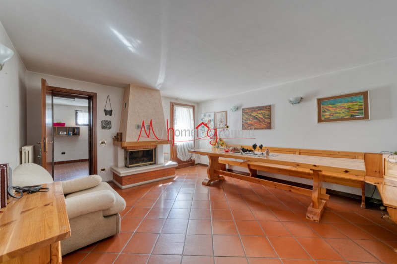 CROCEFISSO (RIF: V1758-R) Porzione di trifamiliare situata nel tranquillo quartiere Crocefisso. I...