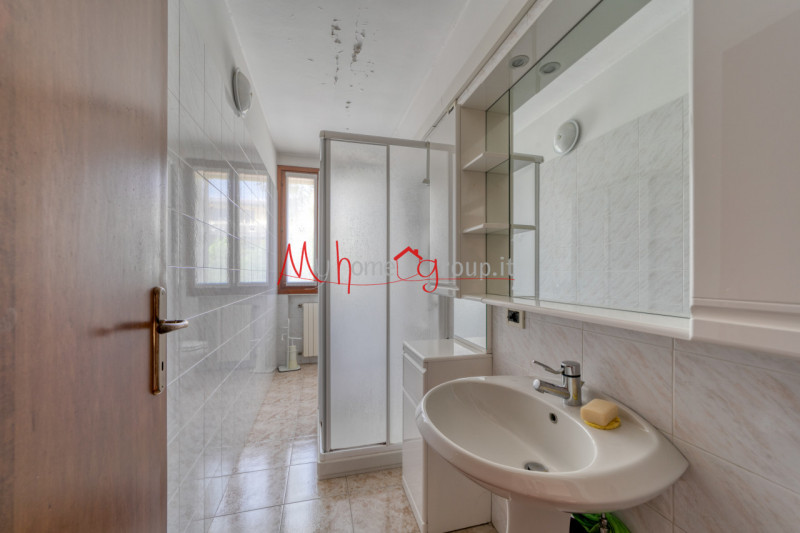 CROCEFISSO (RIF: V1758-R) Porzione di trifamiliare situata nel tranquillo quartiere Crocefisso. I...