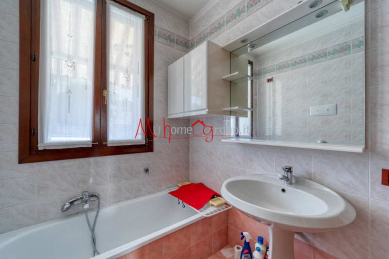 CROCEFISSO (RIF: V1758-R) Porzione di trifamiliare situata nel tranquillo quartiere Crocefisso. I...