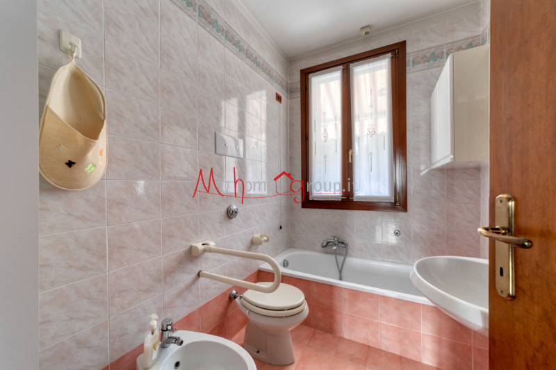 CROCEFISSO (RIF: V1758-R) Porzione di trifamiliare situata nel tranquillo quartiere Crocefisso. I...