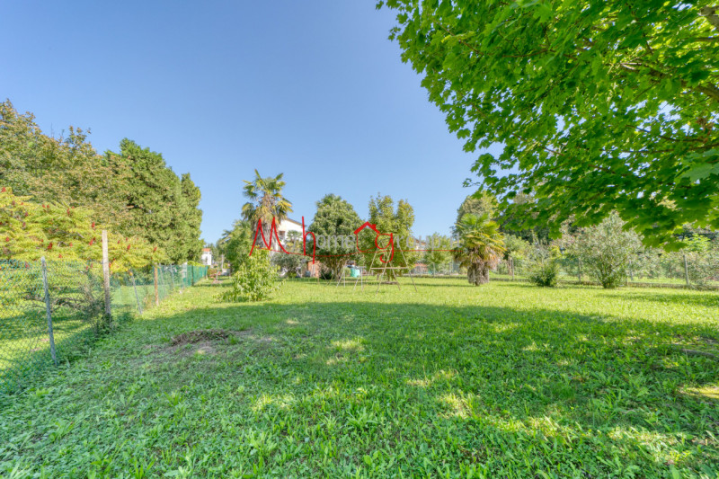 CROCEFISSO (RIF: V1758-R) Porzione di trifamiliare situata nel tranquillo quartiere Crocefisso. I...