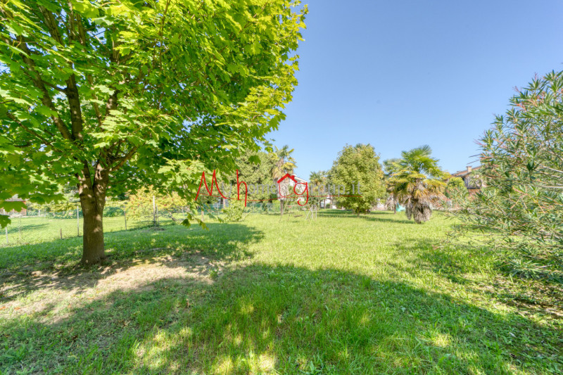 CROCEFISSO (RIF: V1758-R) Porzione di trifamiliare situata nel tranquillo quartiere Crocefisso. I...