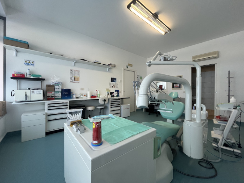 In posizione centrale e comoda ai servizi, proponiamo in affitto uno studio dentistico di circa 6...