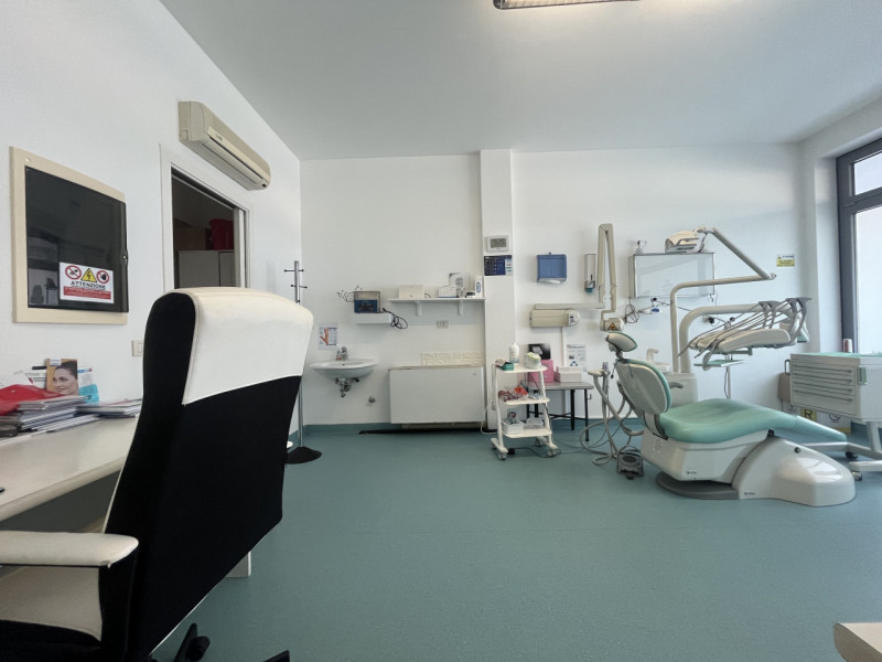 In posizione centrale e comoda ai servizi, proponiamo in affitto uno studio dentistico di circa 6...