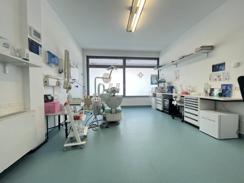 In posizione centrale e comoda ai servizi, proponiamo in affitto uno studio dentistico di circa 6...