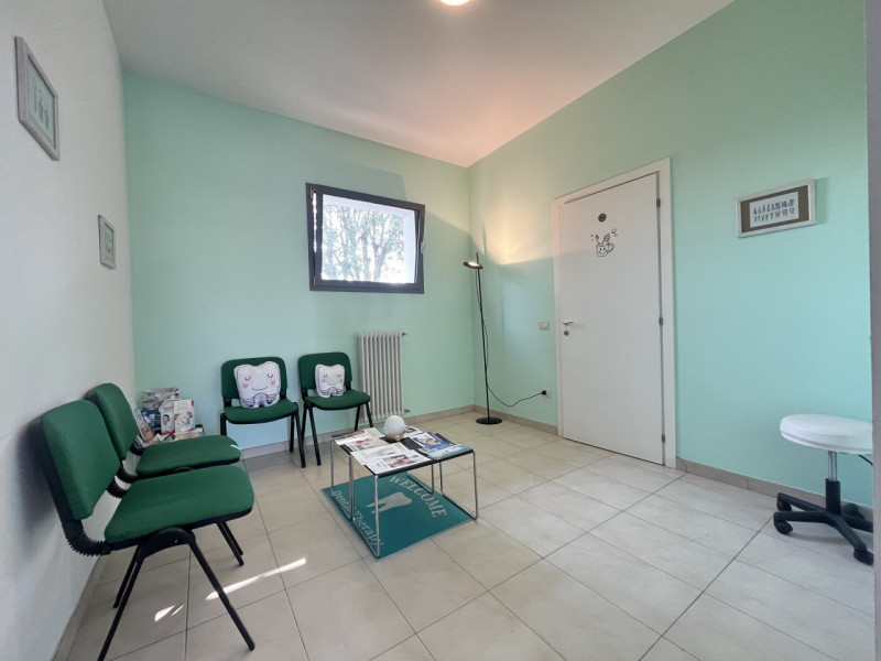 In posizione centrale e comoda ai servizi, proponiamo in affitto uno studio dentistico di circa 6...