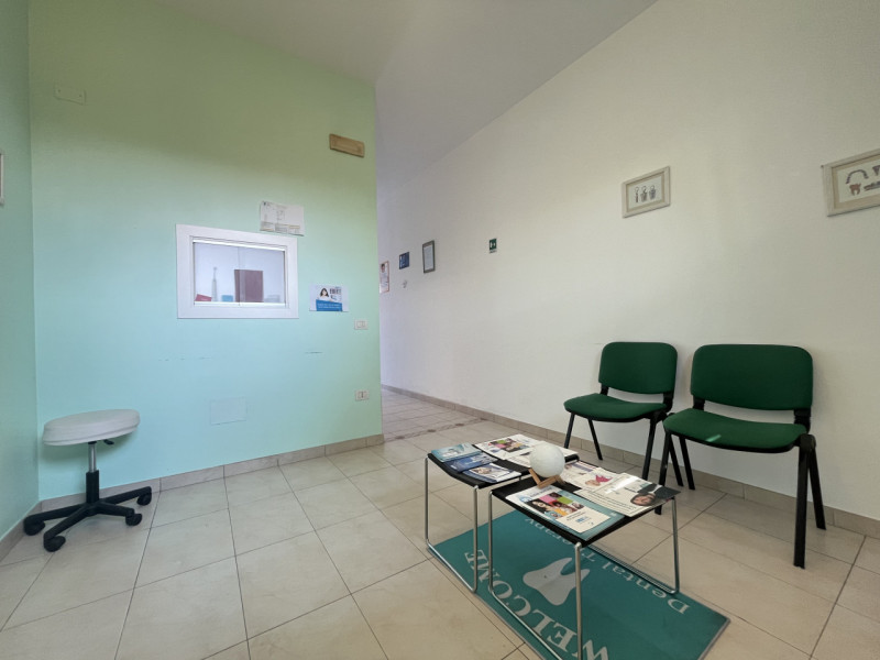 In posizione centrale e comoda ai servizi, proponiamo in affitto uno studio dentistico di circa 6...