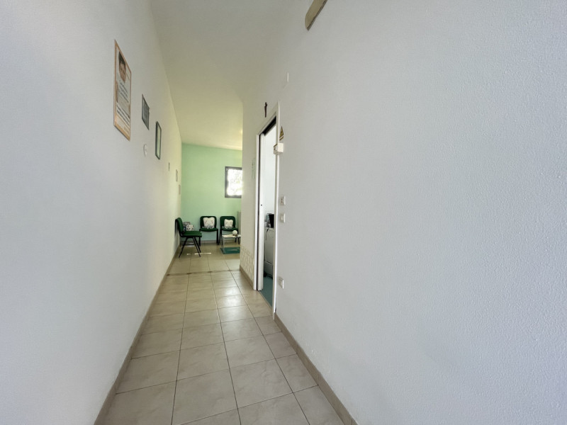 In posizione centrale e comoda ai servizi, proponiamo in affitto uno studio dentistico di circa 6...