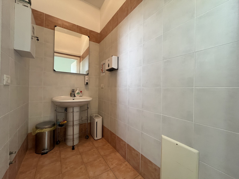 In posizione centrale e comoda ai servizi, proponiamo in affitto uno studio dentistico di circa 6...