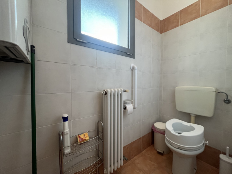 In posizione centrale e comoda ai servizi, proponiamo in affitto uno studio dentistico di circa 6...