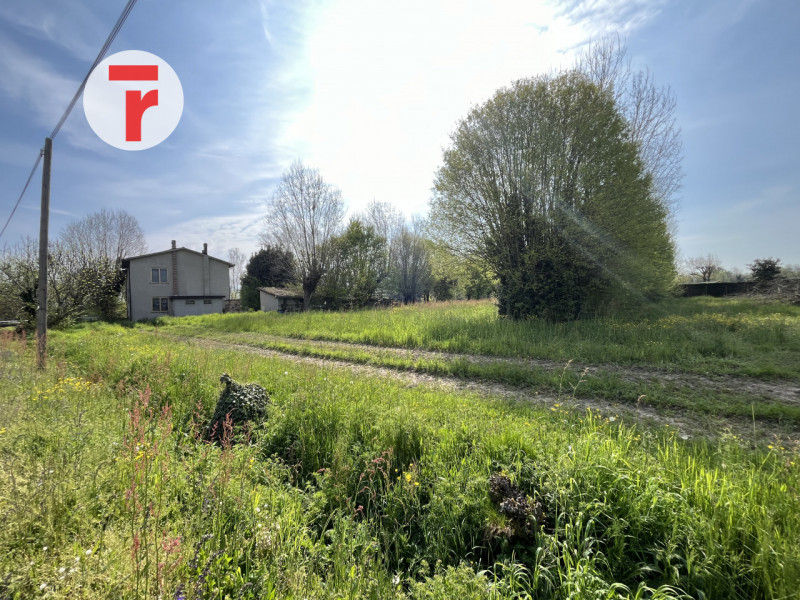 Nella prima periferia di Limena, su strada di collegamento con le frazioni di Taggì di Sotto e Po...