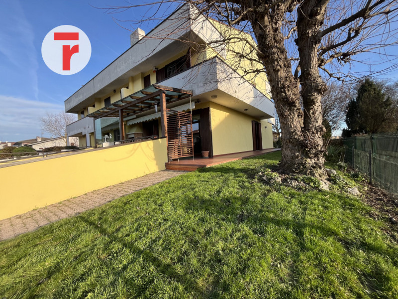 Inserita in un quartiere di sole villette, questa splendida porzione di trifamiliare di testa si ...