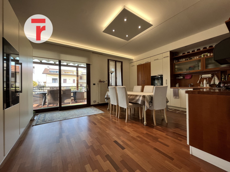 Inserita in un quartiere di sole villette, questa splendida porzione di trifamiliare di testa si ...