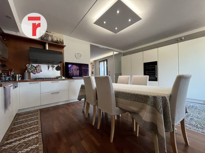 Inserita in un quartiere di sole villette, questa splendida porzione di trifamiliare di testa si ...