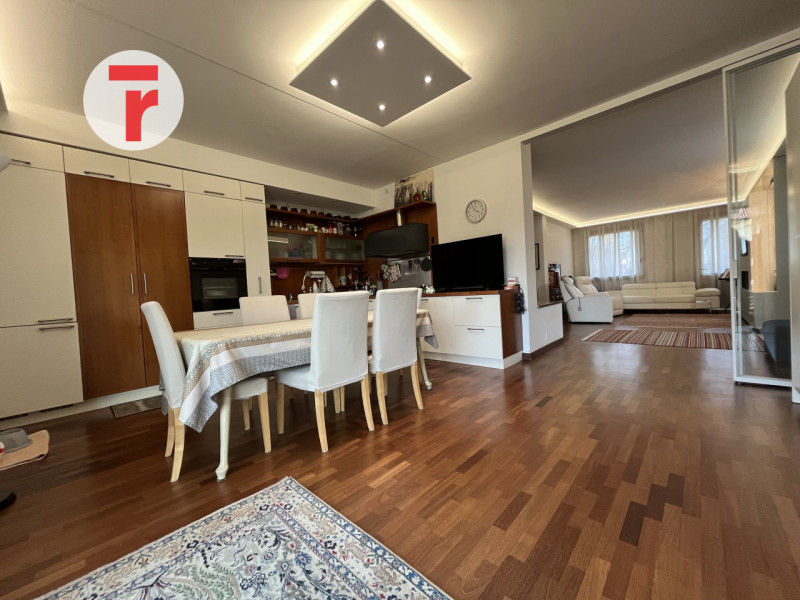 Inserita in un quartiere di sole villette, questa splendida porzione di trifamiliare di testa si ...