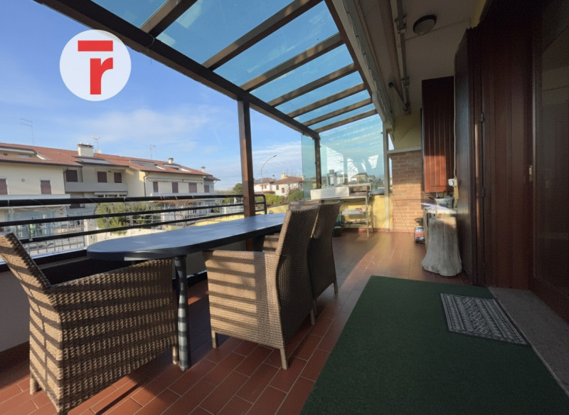 Inserita in un quartiere di sole villette, questa splendida porzione di trifamiliare di testa si ...