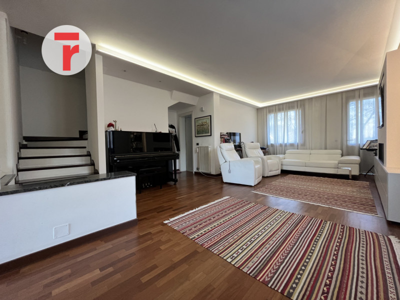 Inserita in un quartiere di sole villette, questa splendida porzione di trifamiliare di testa si ...