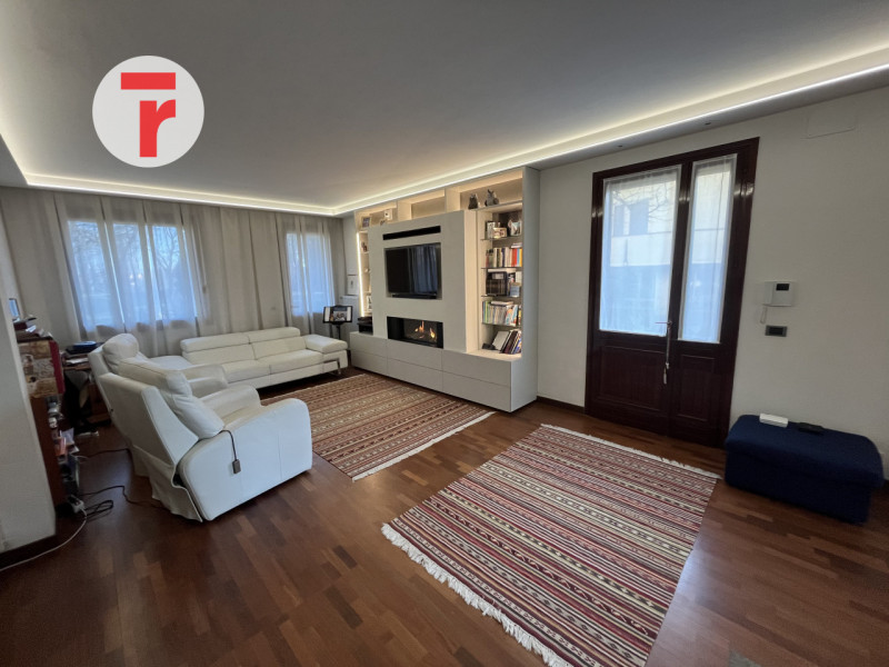 Inserita in un quartiere di sole villette, questa splendida porzione di trifamiliare di testa si ...