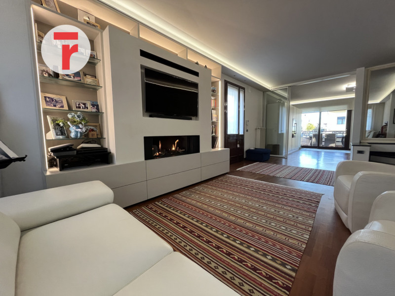 Inserita in un quartiere di sole villette, questa splendida porzione di trifamiliare di testa si ...