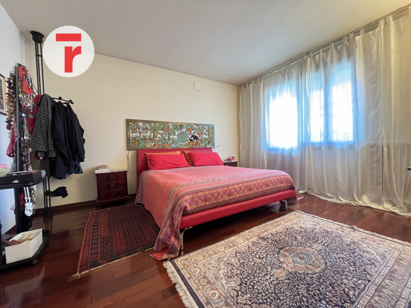 Inserita in un quartiere di sole villette, questa splendida porzione di trifamiliare di testa si ...