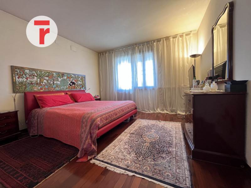 Inserita in un quartiere di sole villette, questa splendida porzione di trifamiliare di testa si ...