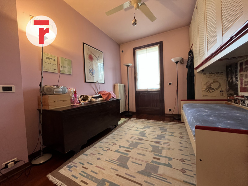 Inserita in un quartiere di sole villette, questa splendida porzione di trifamiliare di testa si ...