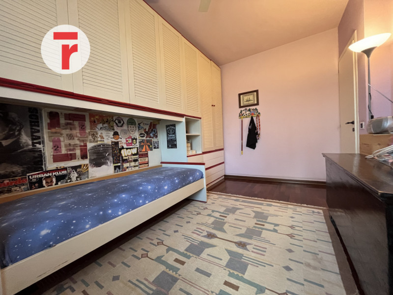 Inserita in un quartiere di sole villette, questa splendida porzione di trifamiliare di testa si ...