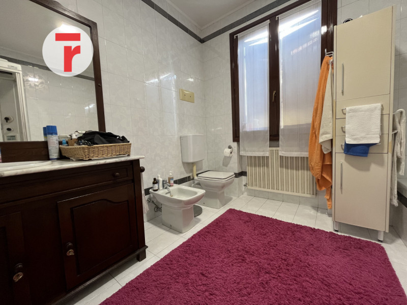 Inserita in un quartiere di sole villette, questa splendida porzione di trifamiliare di testa si ...