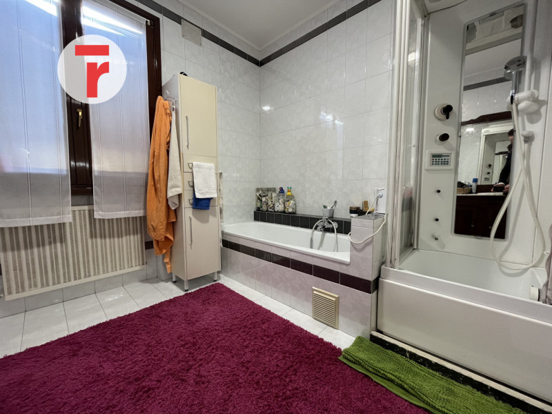 Inserita in un quartiere di sole villette, questa splendida porzione di trifamiliare di testa si ...