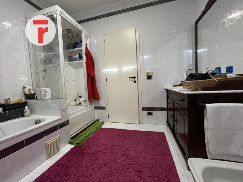 Inserita in un quartiere di sole villette, questa splendida porzione di trifamiliare di testa si ...