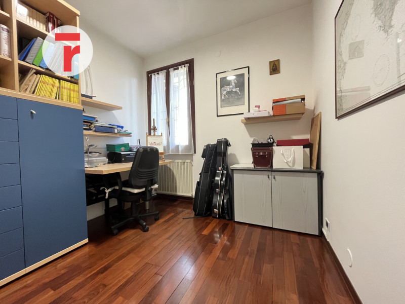 Inserita in un quartiere di sole villette, questa splendida porzione di trifamiliare di testa si ...