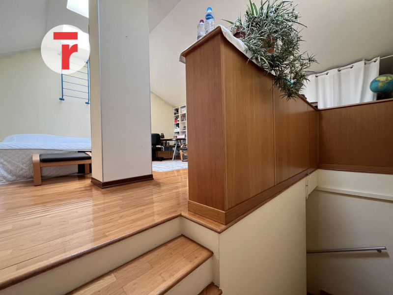 Inserita in un quartiere di sole villette, questa splendida porzione di trifamiliare di testa si ...