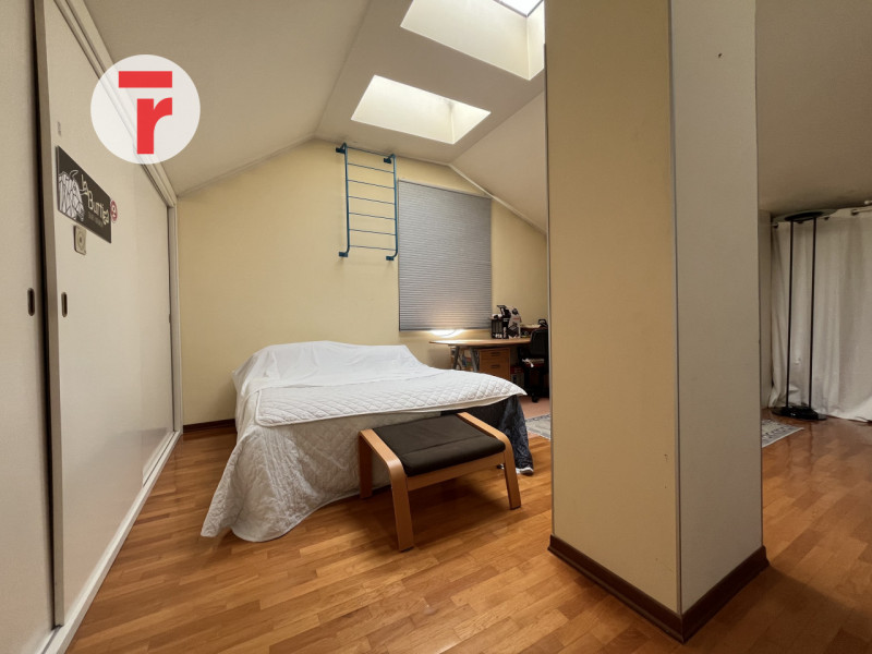 Inserita in un quartiere di sole villette, questa splendida porzione di trifamiliare di testa si ...