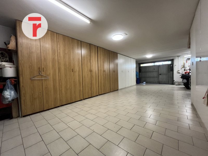 Inserita in un quartiere di sole villette, questa splendida porzione di trifamiliare di testa si ...