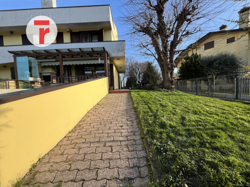 Inserita in un quartiere di sole villette, questa splendida porzione di trifamiliare di testa si ...