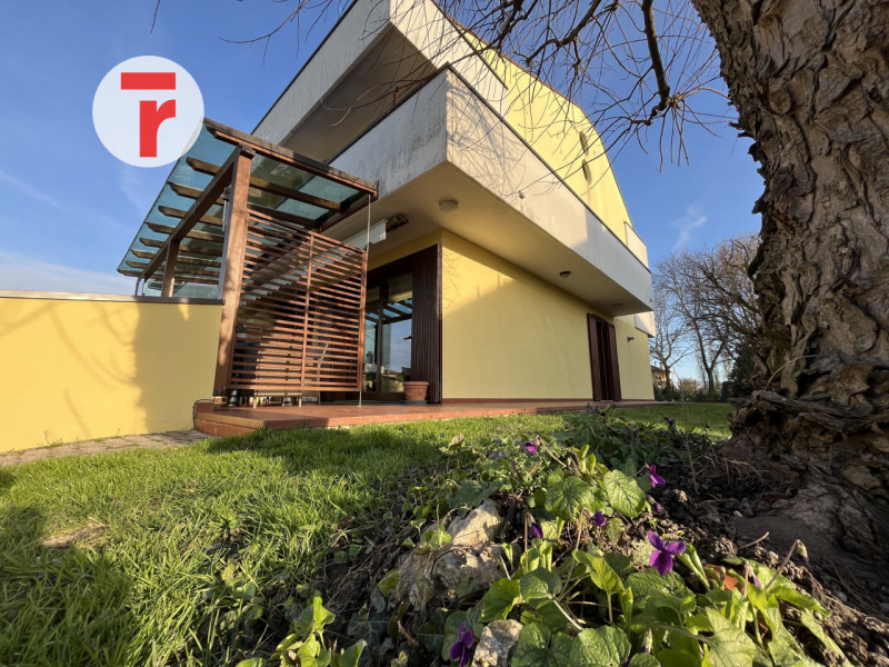 Inserita in un quartiere di sole villette, questa splendida porzione di trifamiliare di testa si ...