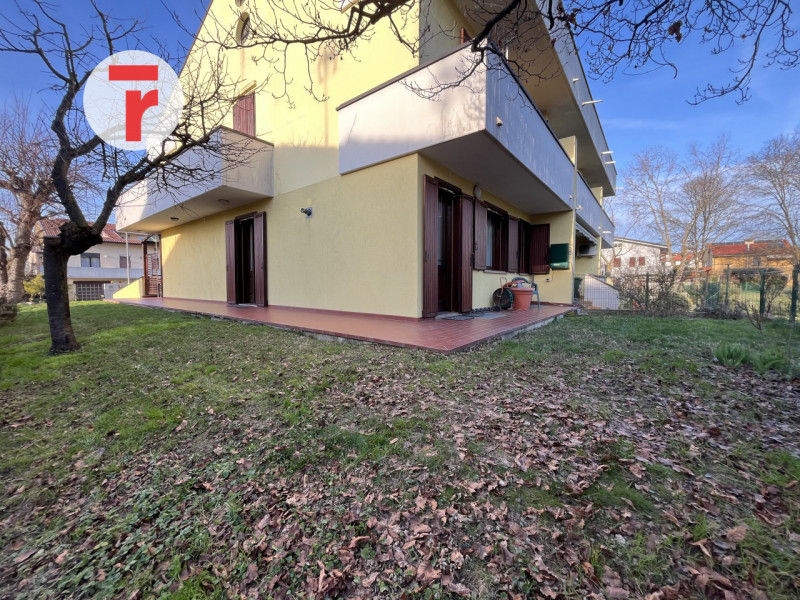 Inserita in un quartiere di sole villette, questa splendida porzione di trifamiliare di testa si ...