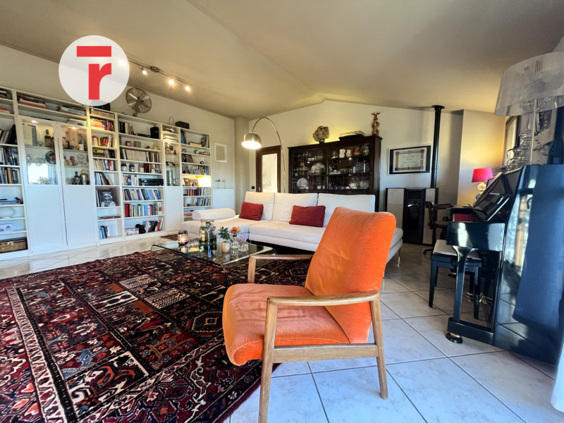 Un attico unico dove luce, spazio e privacy si incontrano in perfetto equilibrio.

Situato in una...