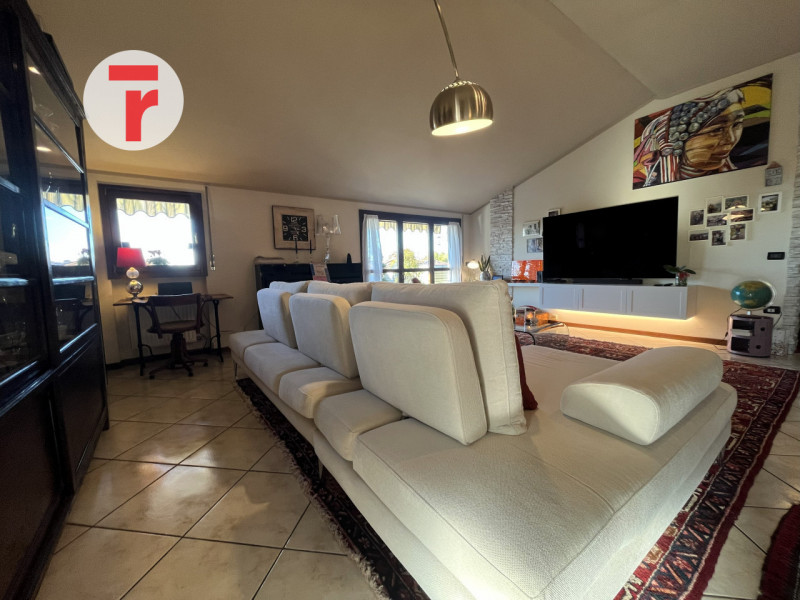 Un attico unico dove luce, spazio e privacy si incontrano in perfetto equilibrio.

Situato in una...