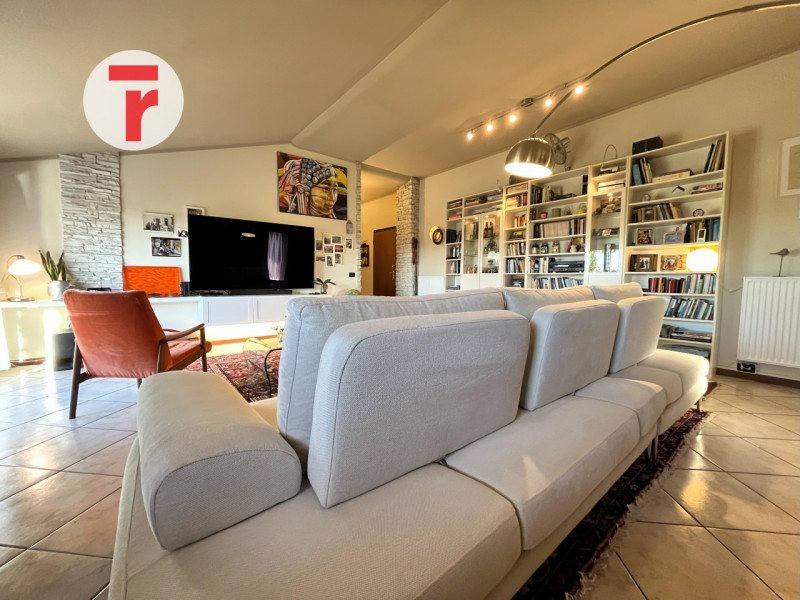 Un attico unico dove luce, spazio e privacy si incontrano in perfetto equilibrio.

Situato in una...